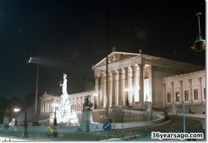 Parliament at night 01